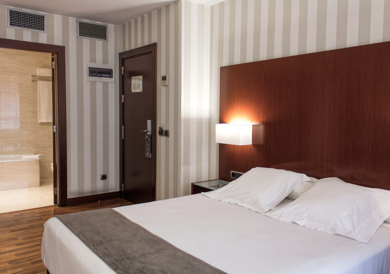 Doble standard with double bed