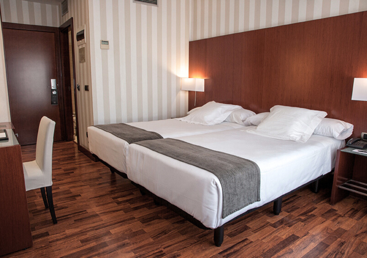 Doble standard with two beds
